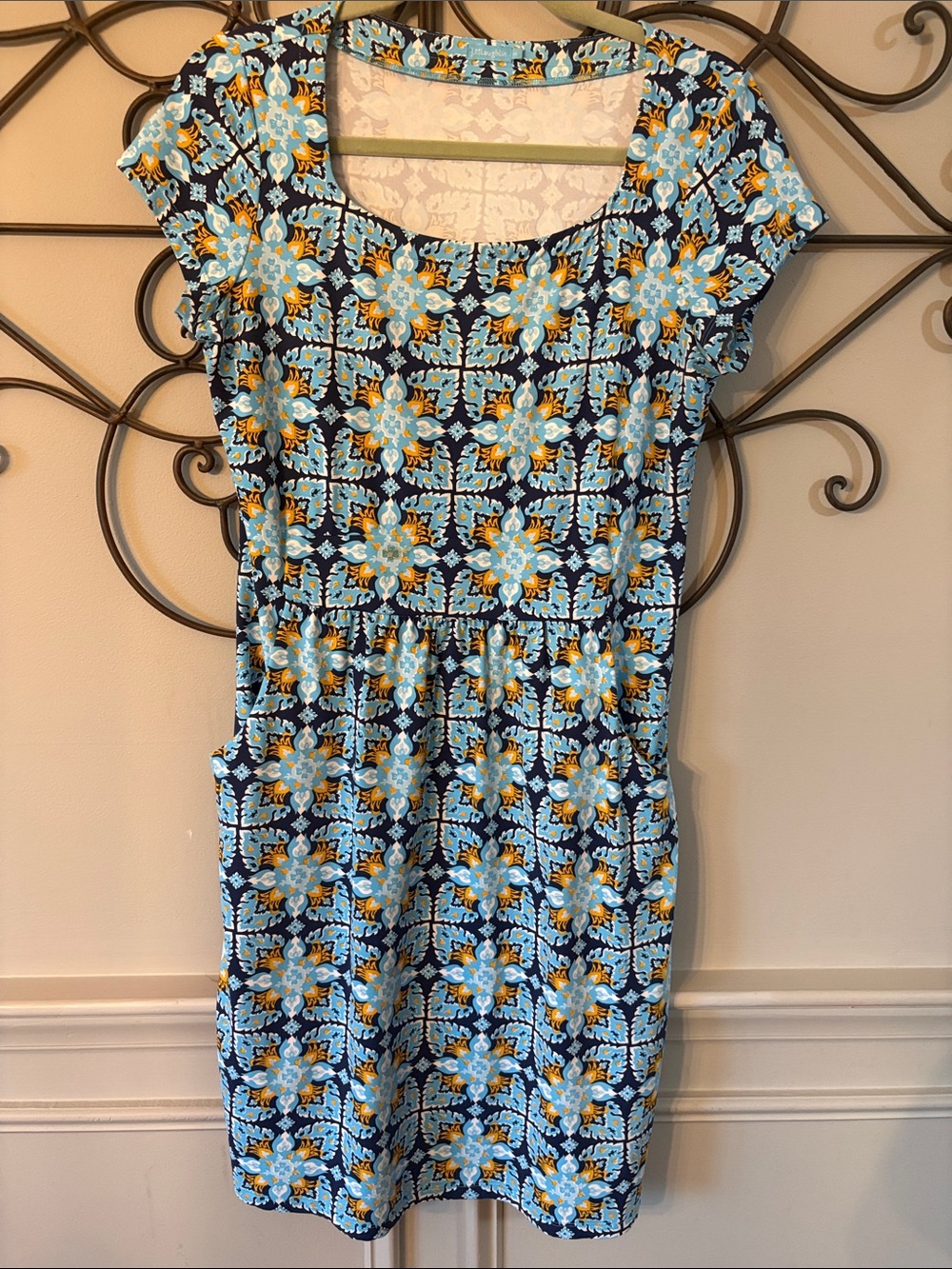 J McLaughlin size M blue pattern dress in their Catalina fabric. Excellent shape